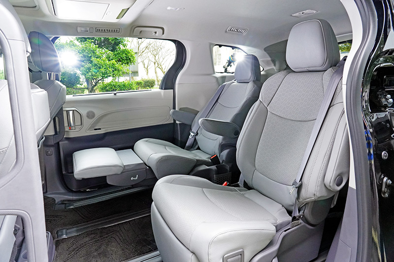 椅採標準2-2-3七人座配置,試駕的鉑金版更具有Ottoman腳靠,增加乘坐舒適性。