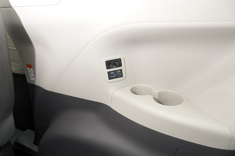 第三排右側亦設有兩組USB插座〈一組Type-A,一組Typw-C〉,以及耳機插座。