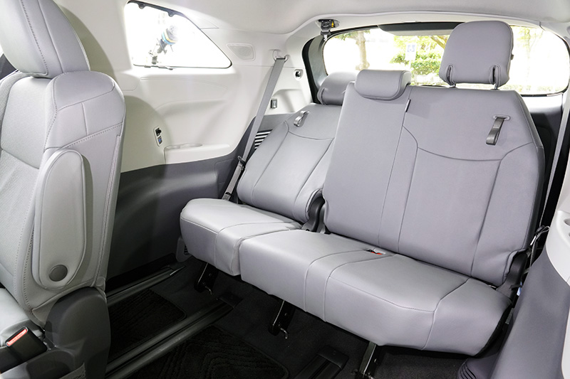 第三排座位具椅背傾斜功能,足夠三名成人乘坐。