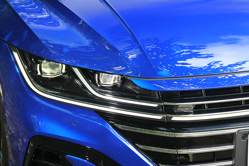 R銘牌與IQ.Light智慧燈組勾勒出科技兼具運動輪廓。