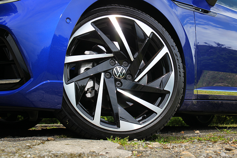 Arteon Shooting Brake 380 TSI R-Line Performance配置20吋輪圈。