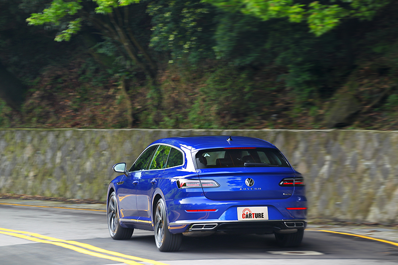 擁有15段軟硬調整的DCC主動式底盤控制系統,調至最硬不會有硬派彈跳,最軟則既舒適同時也兼具支撐力。