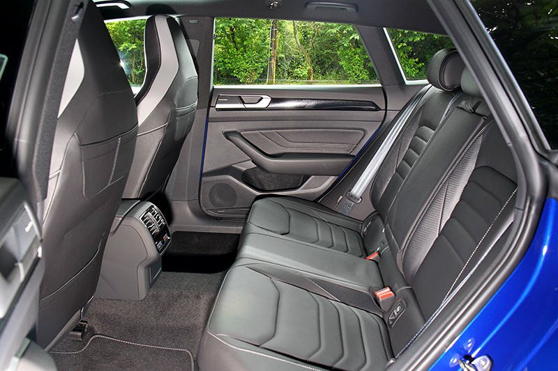 2,835mm軸距規劃出寬敞舒適乘坐環境。