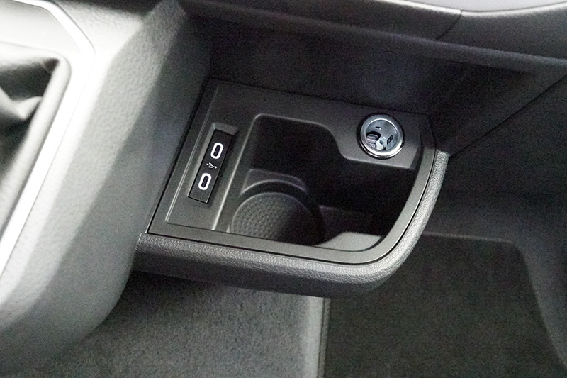 設置USB Type-C插槽,便利車主快速充電。