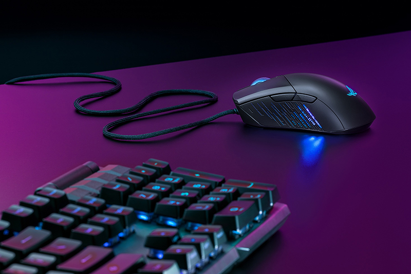 貼合玩家手形的ROG Gladius III系列電競滑鼠,側邊獨特ROG雷雕燈效設計,搭載19,000 dpi、400 ips光學感測器及1000 Hz輪詢率。(圖:品牌提供)