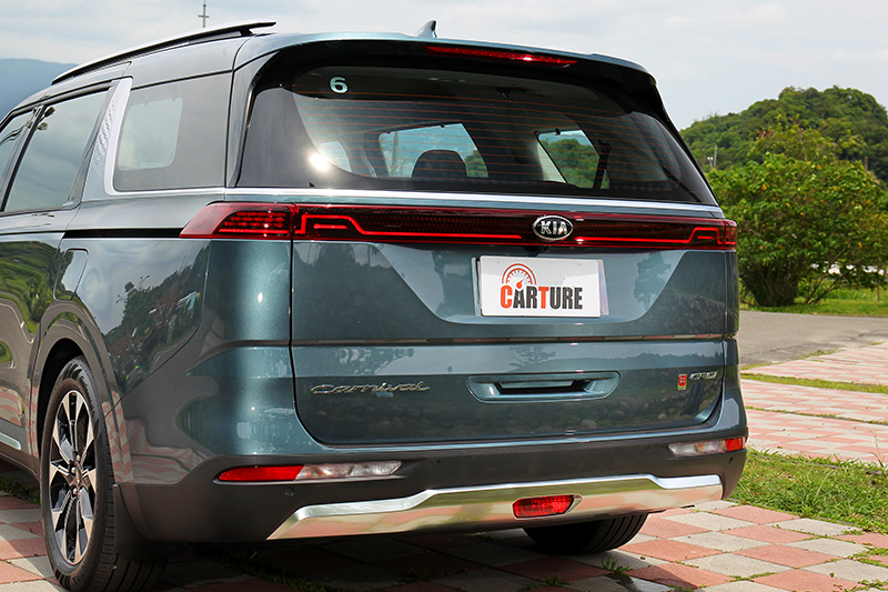 貫穿燈條設計讓車尾充滿科技視覺感受。