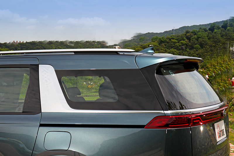 C柱鍍鉻飛翼飾板讓車長5,155mm的Carnival顯得輕盈且有質感。