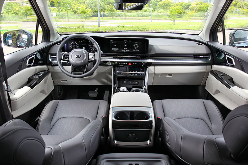 座艙簡約但不失豪華質感氛圍。