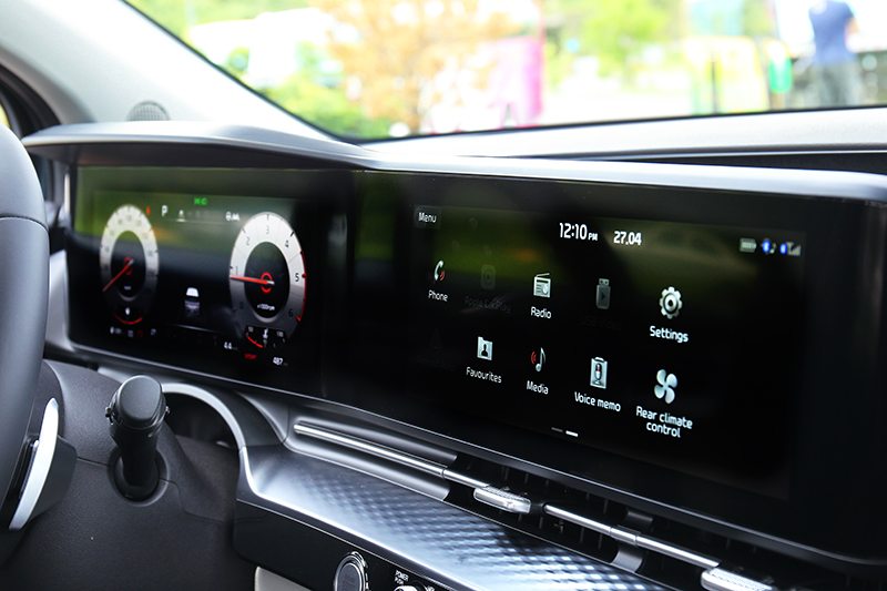 一體式雙12.3吋數位儀表與中控螢幕讓座艙充滿科技感。