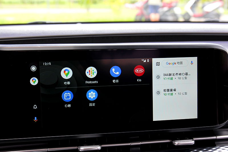 中控螢幕整合多項功能。