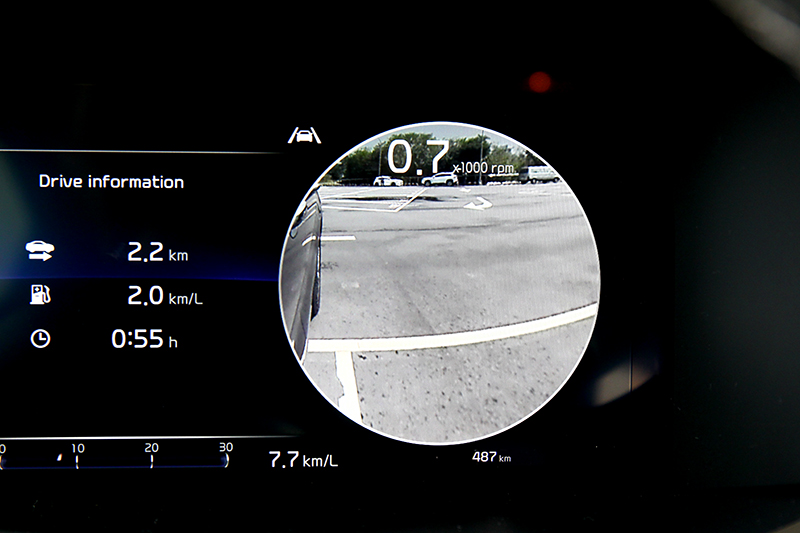 最獨特就是打方向燈儀表會顯示車輛左右後方影像。