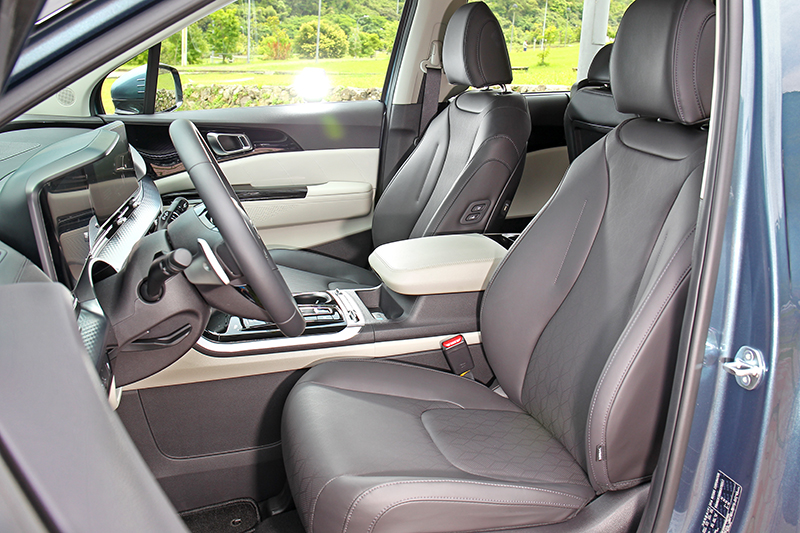 皮質座椅與空間提供舒適寬敞的乘坐感受。