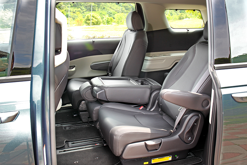 八人座第二排採三張獨立座椅設計,不僅可反向中間座椅還能倒放充當置物桌。