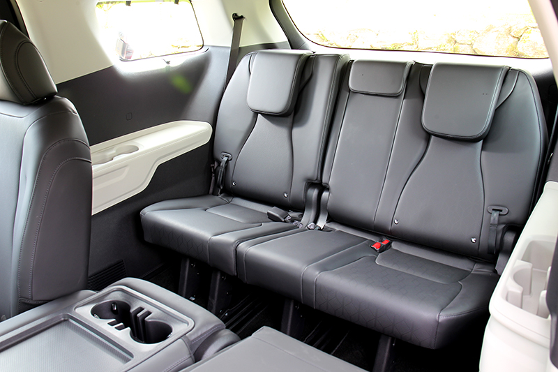 MPV車型設定第三排腿部與頭部空間自然也相當充裕。