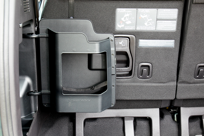 行李廂配有小型置物收納規畫。