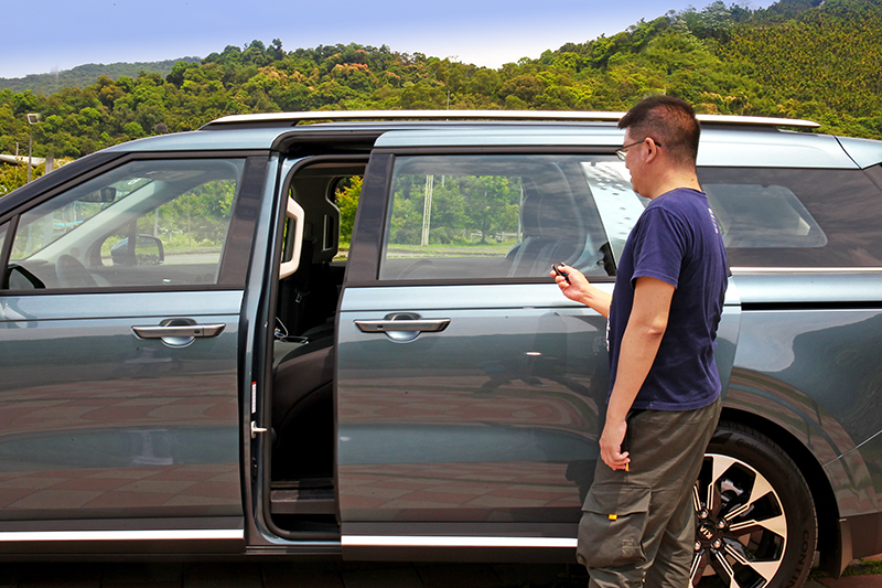 攜帶鑰匙只要偏靠C柱電動滑門就會自動開啟。