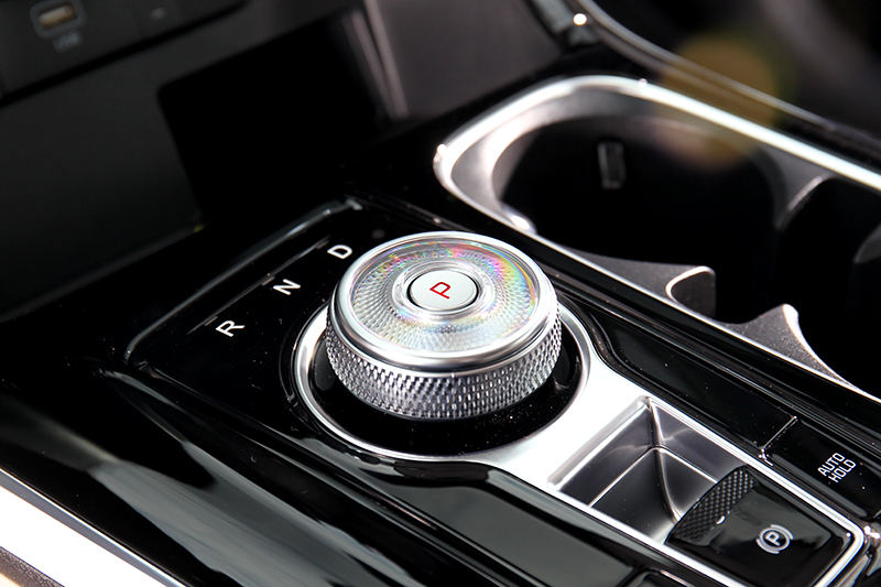 旋鈕式八速手自排變速系統不僅好看作動也頗為迅速。