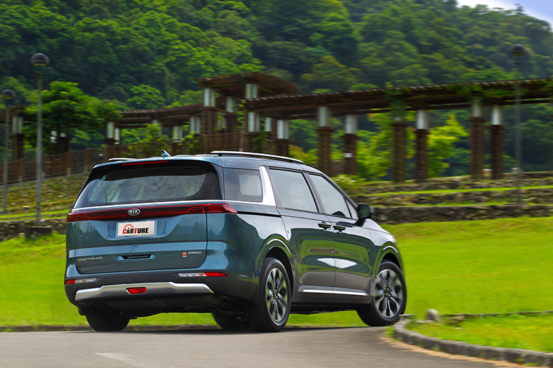 面對彎道Carnival也有紮實沉穩的動態表現。