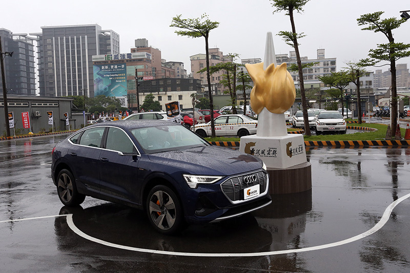 Audi e-tron最後獲得多數評審肯定,榮獲【2021年度風雲車】大獎,同時也獲得【最佳進口豪華中大型SUV】!