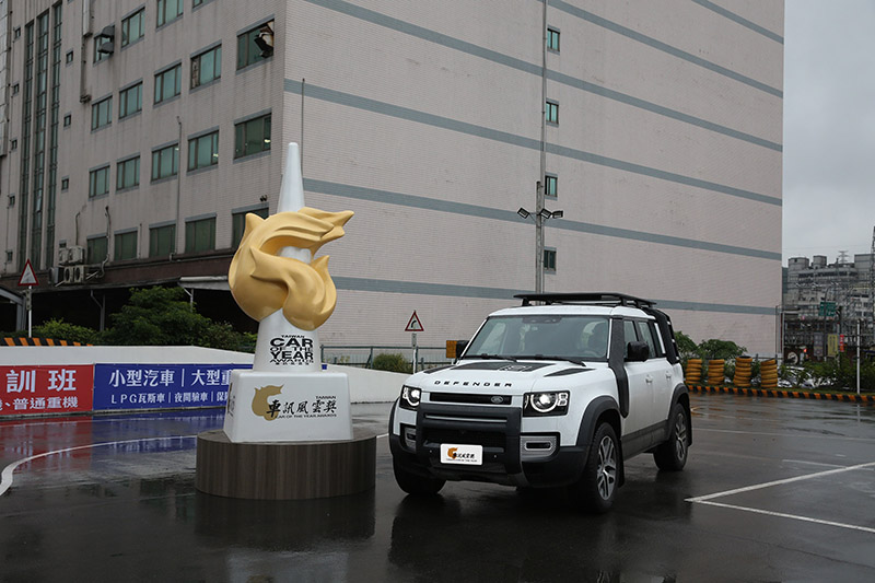 Land Rover Defender 110獲選為【2021最佳進口豪華大型SUV】!