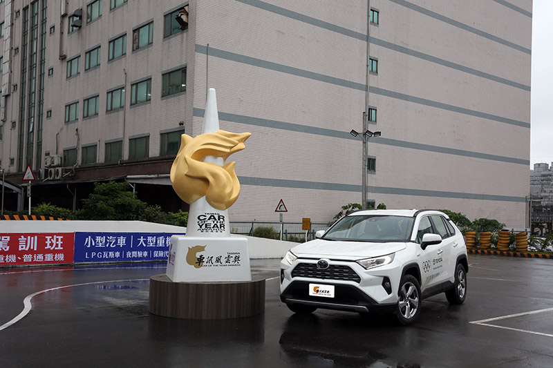 2021最佳進口中型SUV:Toyota RAV4。