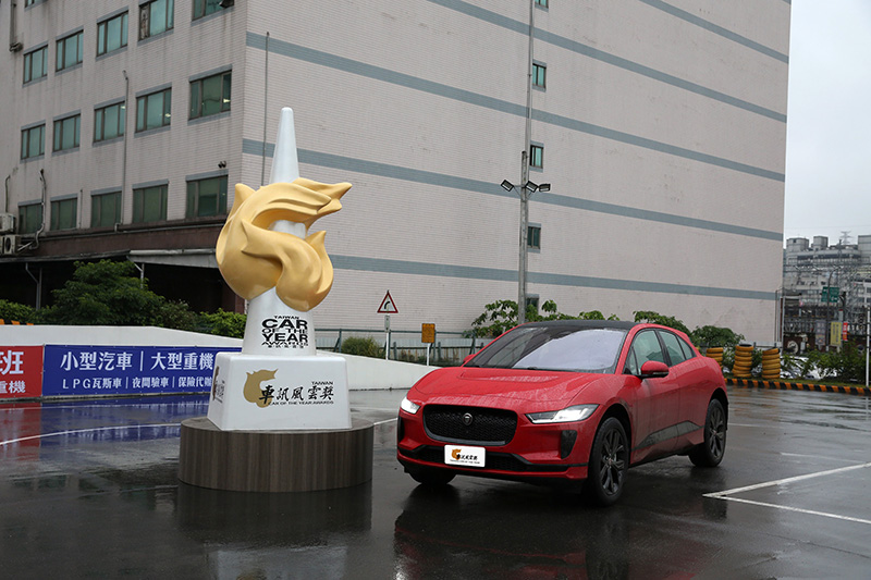2021最佳進口豪華中型SUV:Jaguar I-Pace。
