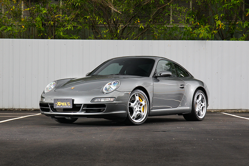這是筆者自己的 Porsche 911,已貼上 XPEL LUX PLUS 車漆保護膜約略兩年時間。