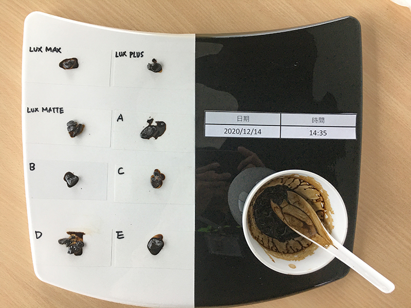 早在採訪日的45天前，這塊鈑件上的 XPEL 車漆保護膜與其他競品便沾黏瀝青與汽油混合物以進行抗污測試。