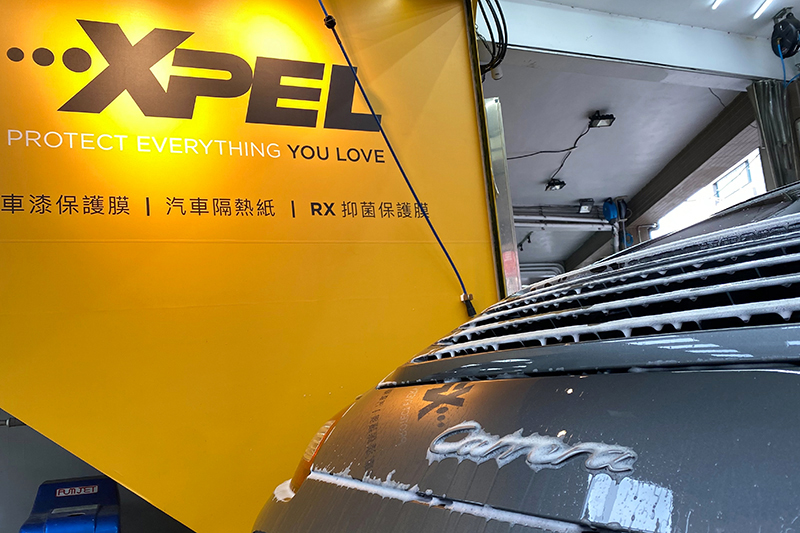 標準保護膜深層清潔養護施作極為講究,難怪 XPEL 敢對旗下產品提供 10 年不泛黃、不龜裂、不翹邊與不脫落保固服務。