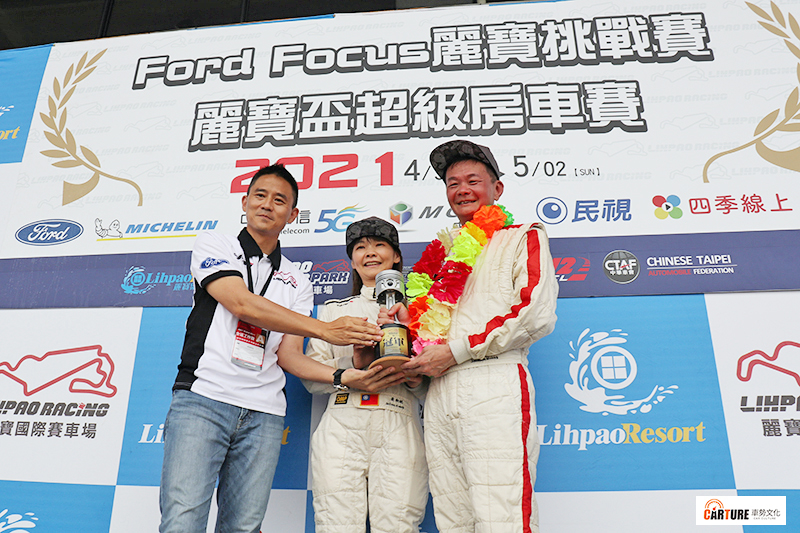 【車勢星聞】姚元浩所屬的BC Racing車隊兩台車輛同時衝線,分別奪下TCR組別冠、亞軍,圖為奪得冠軍的BC Racing車隊黃錦章(右)與黃淑妮(中)兄妹檔。最終TCR組別採五取一賽制,僅有五輛車參賽,奪冠組頒發獎盃。