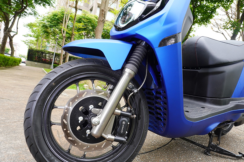 前叉具備33mm運動前叉內管,搭配14吋輪胎與切削鋁圈,煞車為245mm浪花碟盤與對向四活塞輻射卡鉗。