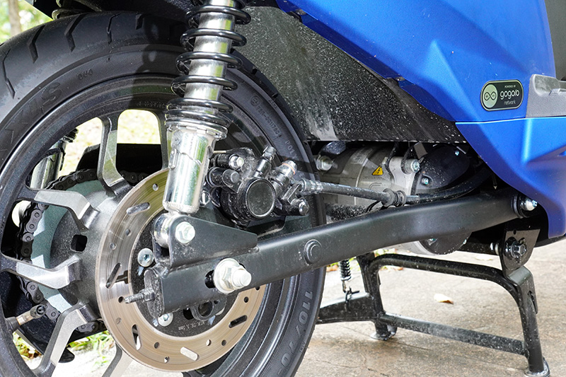 後懸吊採雙槍式五段預載可調後避震,煞車為90mm通風碟搭配單活塞卡鉗。