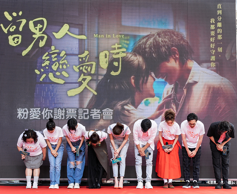 【車勢星聞】《當男人戀愛時》劇組歡喜謝票發放粉蒸肉。(圖:金盞花大影業提供)