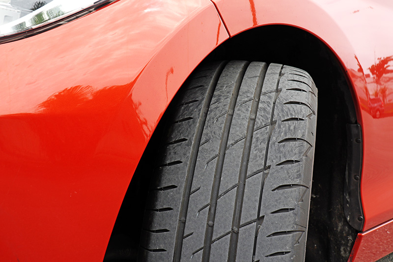 Potenza Adrenalin RE004透過肩部花紋塊連接,提升整體剛性,胎面的寬直花紋塊設計,讓駕馭感受更靈敏、更精確,同時透過排水溝槽加寬設計,在乾溼的路面條件下,提供更好的過彎和剎車性能。