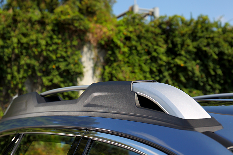 車頂行李架可橫向擺放,也帶來戶外休閒氣息。