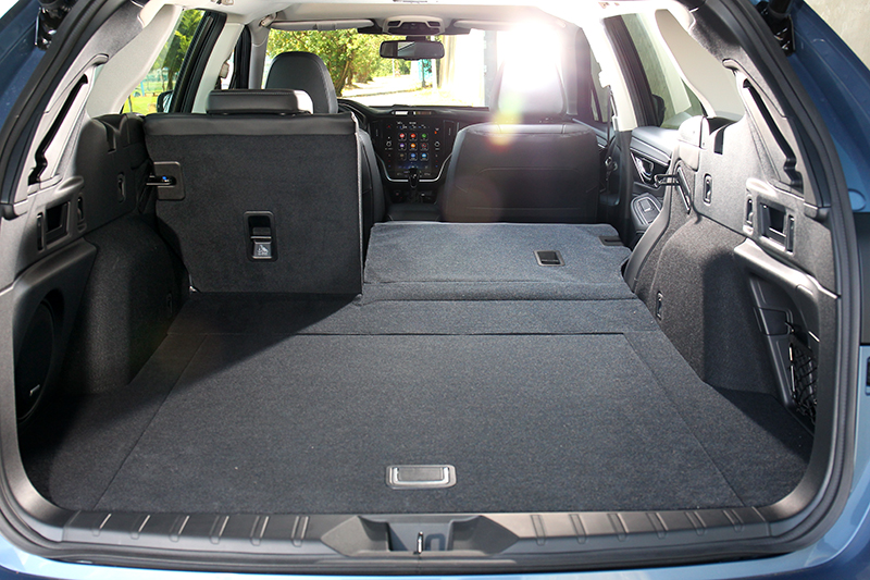 行李廂尺寸寬度也比以往有明顯加大,容積於正常情況擁有561公升。