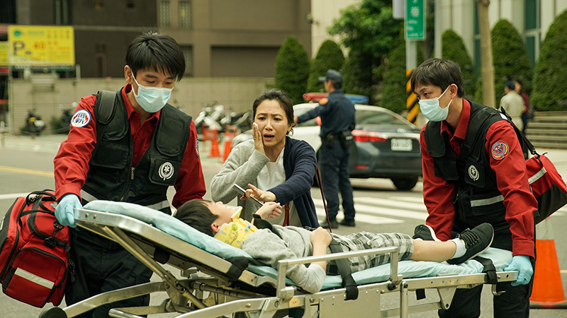 【車勢星聞】徐麗雯(中)飾演的刁民媽媽引起觀眾熱議。(圖:公共電視、myVideo提供)