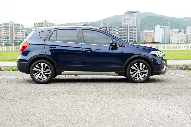 SX4在車格上算是曾經也很流行的高頂化掀背車,也可視為轎旅車。