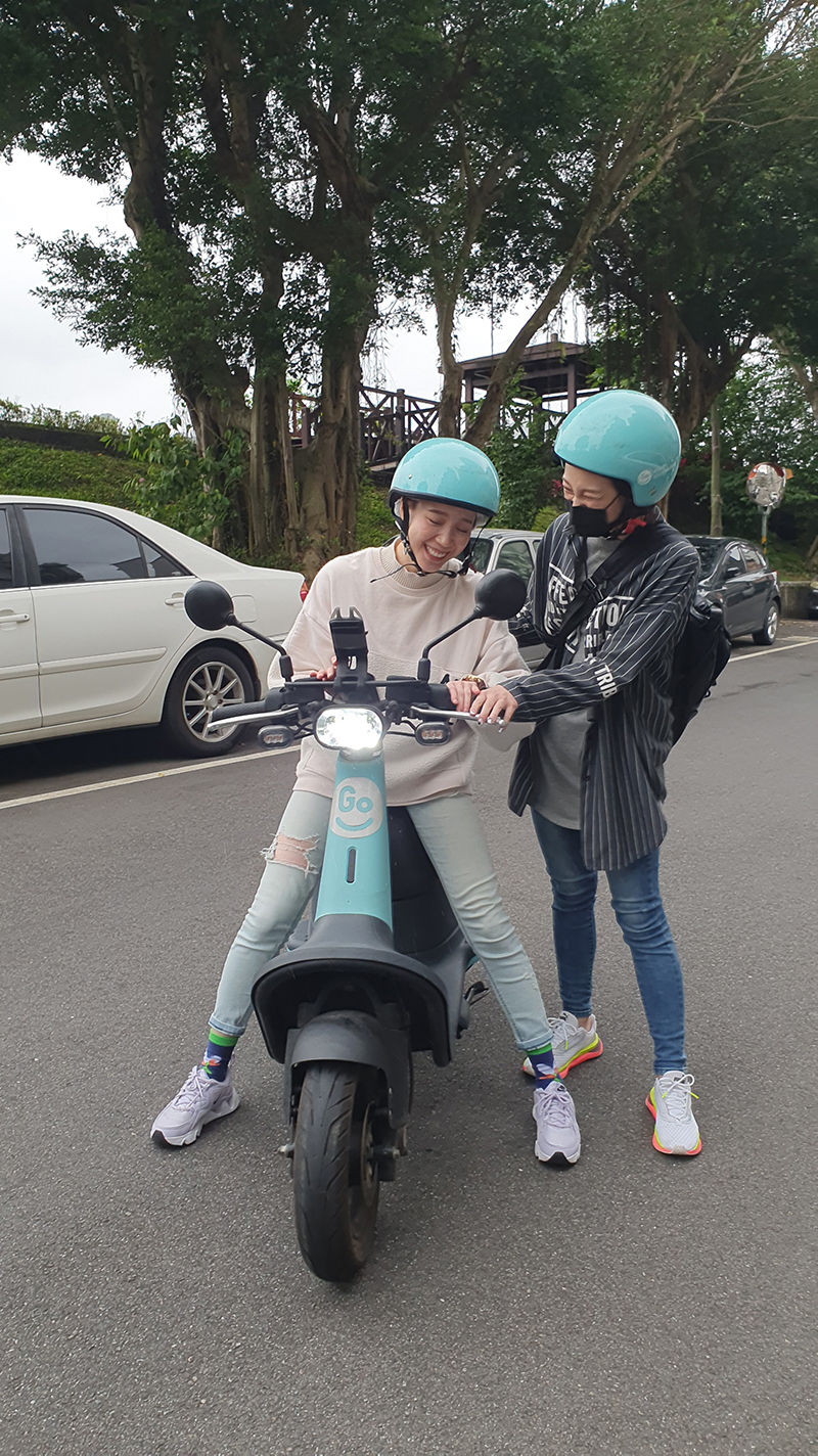 【車勢星聞】程予希首次女女親密接觸,為戲學騎機車載林辰唏上路壓力山大。(圖:GagaOOLala提供)