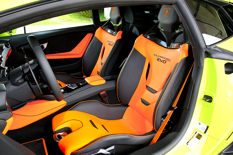 包覆性絕佳的跑車座椅,連前後調整與坐墊高度調整的拉柄造型都經過精心設計。