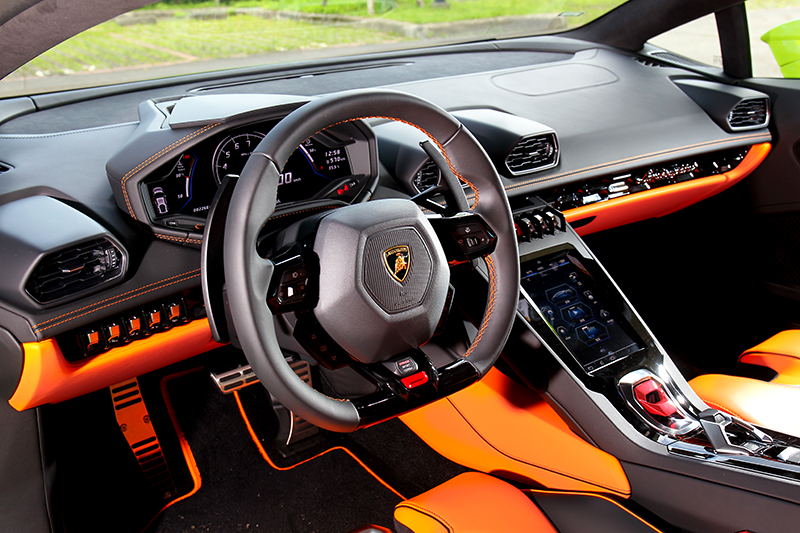 充滿六角蜂巢元素的車內設計,有如戰鬥機座艙,但看似繁複的介面實際使用卻相當容易上手。