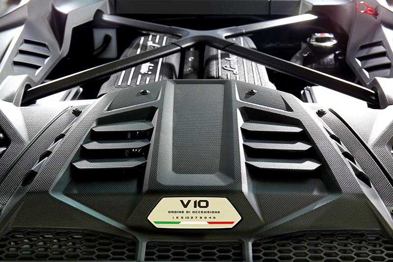 Huracán EVO所搭載的動力系統幾乎市面上碩果僅存的5.2升V10自然進氣引擎,並且依據傳統在後方嵌有引擎點火順序的銘牌。