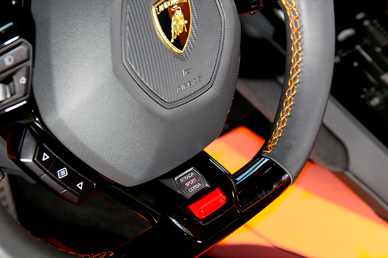 Huracán EVO同樣有三種動態模式可選,在STRADA標準模式下,前後軸動力分配比例為50:50,Sport模式為10:90,讓藝高人膽大的朋友,可有更大的漂移空間,而CORSA模式則為40:60,在保持較多的後輪驅動下,維持穩定性與靈活度。