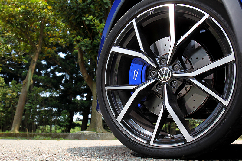 21吋超大輪圈搭配專屬藍色卡鉗,視覺感受上頗為搶眼!