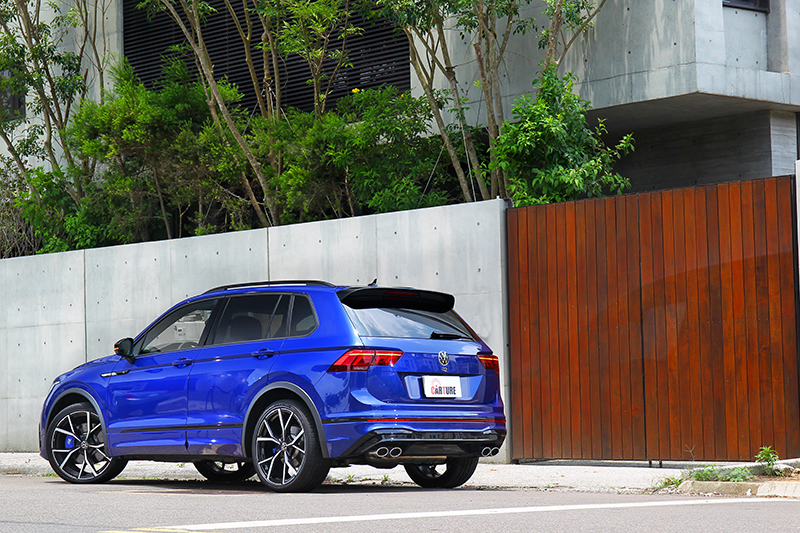 許多選擇Tiguan R的買家圖的是一個品牌信仰,圓的更是一輩子要擁有一輛頂尖性能車的夢