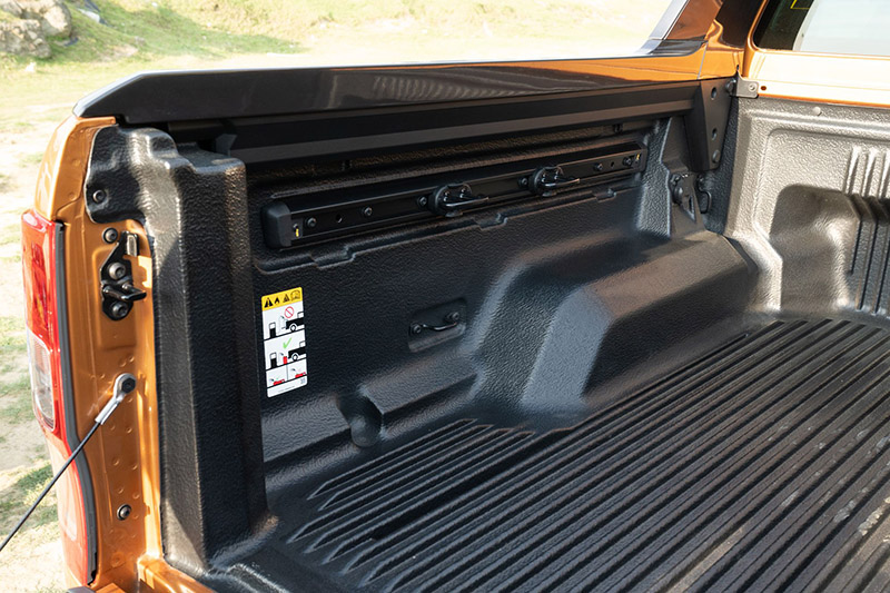 21年式Ford Ranger運動型新增Cargo Management 套件,可提升裝載的靈活空間變化外,同時保留彈性應用的繩索勾軌道槽設計。