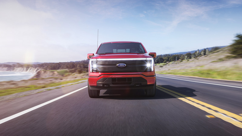 F-150 Lightning透過日行燈延伸與水箱護罩改封閉等調整,營造出強烈的未來科技感。