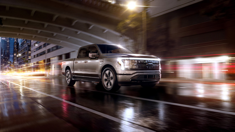 F-150 Lightning搭載兩具電動馬達,具有563hp/107.2kgm動力輸出。