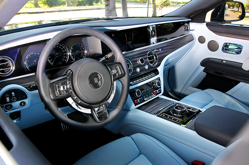 新Ghost座艙換上新格局,但吸引眼球的是粉鋼藍內裝配色。