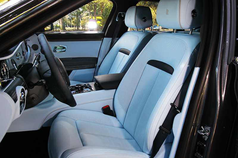 頂級皮革與座椅設定,坐起來就只有舒服。